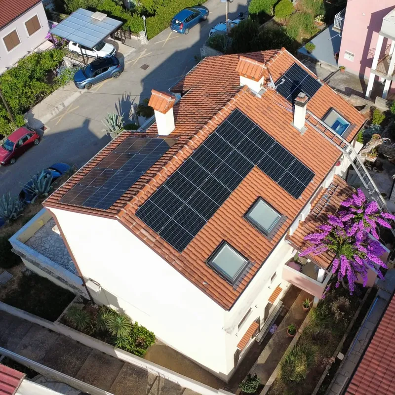 Solarna elektrana na krovu obiteljske kuće, snimak iz zraka