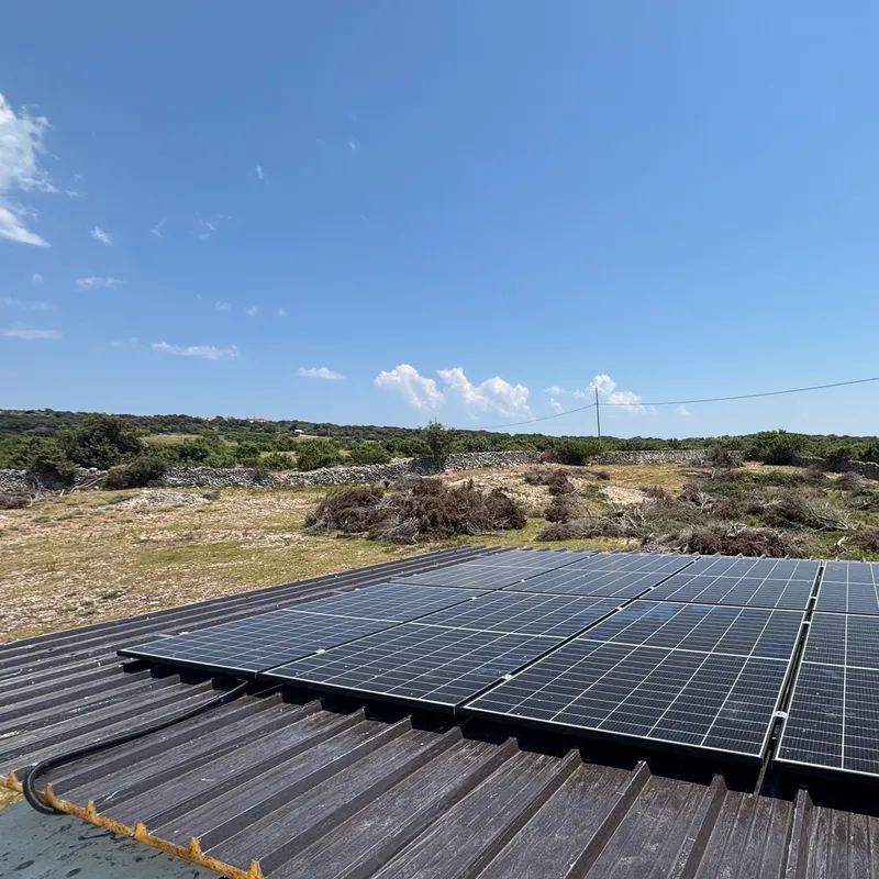 Zemaljska solarna elektrana postavljena na otvorenom terenu
