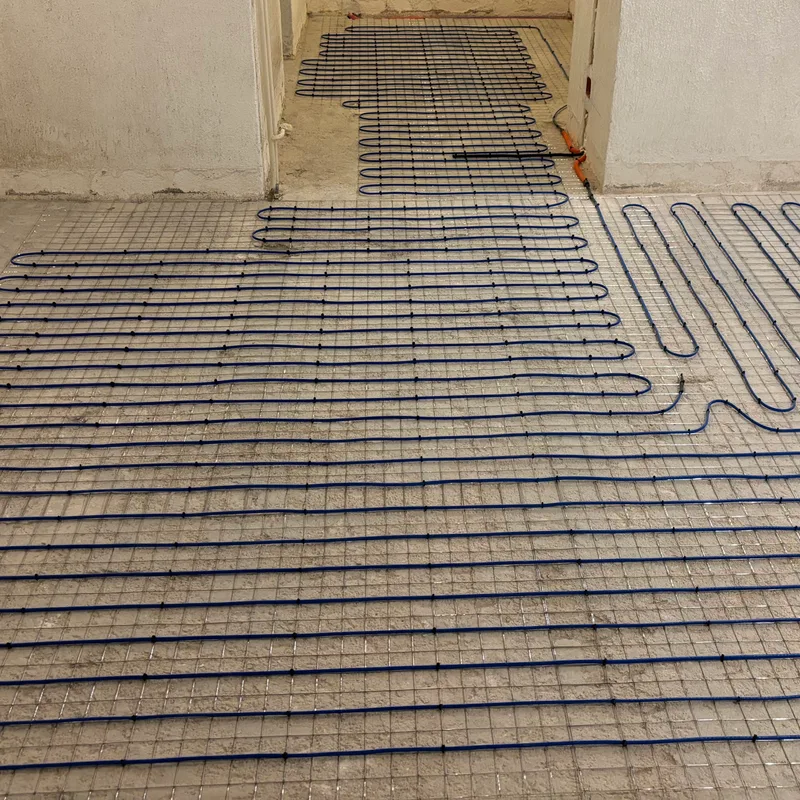 Grijaće cijevi električnog podnog grijanja prije završnog sloja