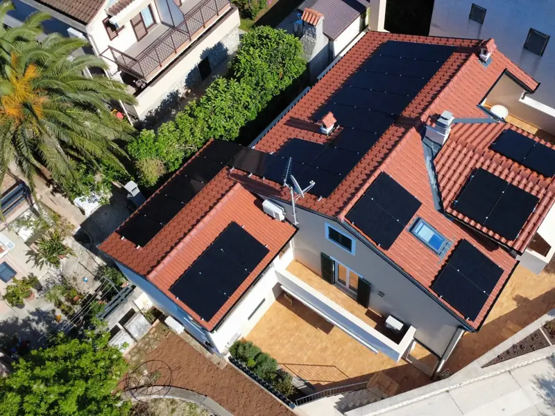 Solarna elektrana na krovu obiteljske kuće, snimak iz zraka