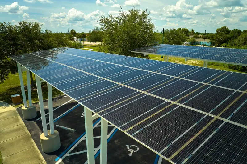 Solarne nadstrešnice s fotonaponskim modulima iznad parkirnih mjesta